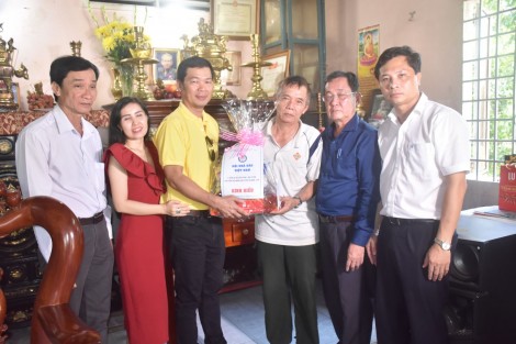Hội Nhà báo Việt Nam thăm hỏi,
tặng quà cho các gia đình Nhà báo liệt sĩ tại tỉnh Long An và TP Cần Thơ