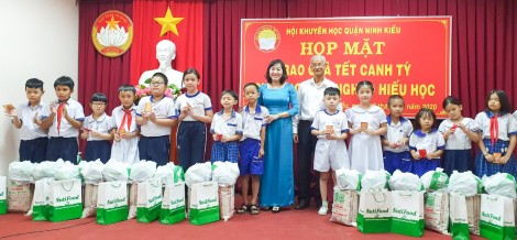 Vận động hơn 9,7 tỉ đồng cho quỹ khuyến học, khuyến tài