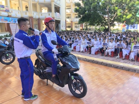 Tuyên truyền xây dựng “Văn hóa giao thông” cho học sinh THPT