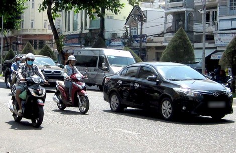 Xử lý nghiêm trường hợp vừa điều khiển phương tiện tham gia giao thông vừa nghe điện thoại