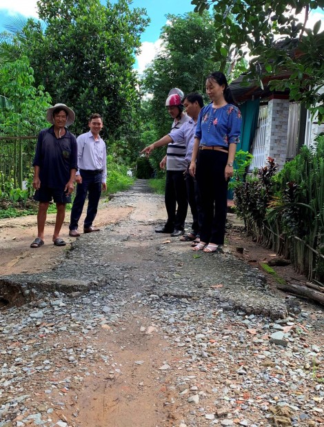 Đường xuống cấp,

người dân đi lại khó khăn