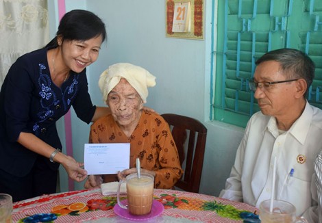 Lãnh đạo quận Bình Thủy thăm, tặng quà gia đình chính sách