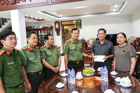Thứ trưởng Lê Tấn Tới thăm, tặng quà các gia đình chính sách Công an thành phố Cần Thơ