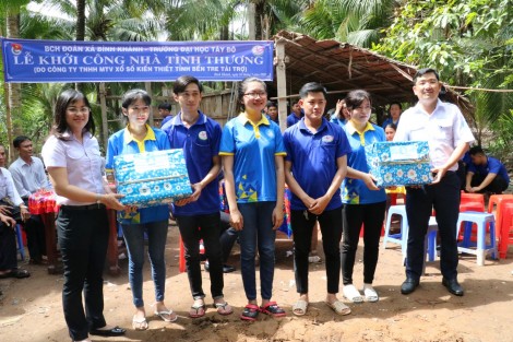 Thăm “chiến sĩ”

tình nguyện hè tại huyện Mỏ Cày Nam, tỉnh Bến Tre