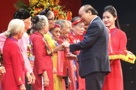 Thủ tướng Nguyễn Xuân Phúc gặp mặt đại biểu Bà mẹ Việt Nam Anh hùng toàn quốc