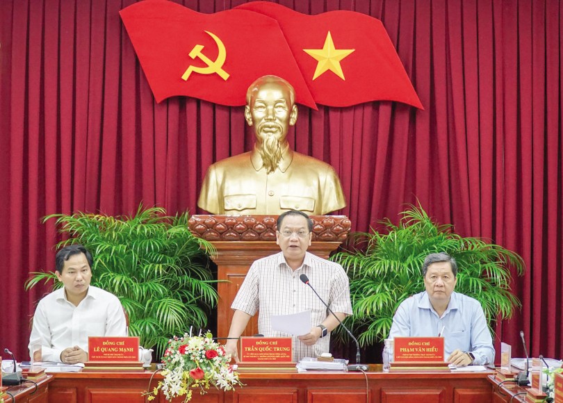 Tập trung chỉ đạo

thực hiện có hiệu quả các

biện pháp phòng, chống dịch COVID-19