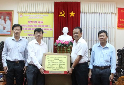 Bàn giao vật tư y tế phòng, chống dịch COVID-19
