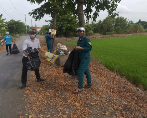 Đoàn viên, thanh niên xã Vĩnh Bình đảm bảo an toàn giao thông
