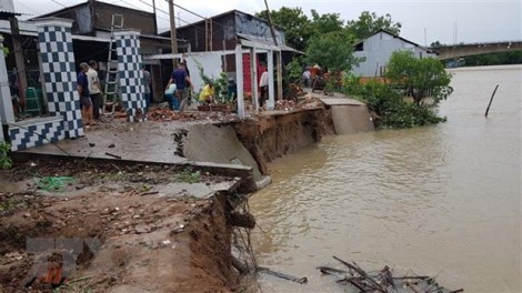 Sóc Trăng: Sạt lở bờ sông trong đêm tối, nhiều hộ dân phải sơ tán