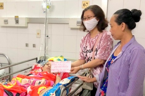 Nhóm mạnh thường quân Phạm Huỳnh Trang trao tiền giúp bệnh nhân Phan Thị Kim Chi