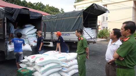 An Giang: Bắt 4 xe tải vận chuyển 39 tấn đường cát không hóa đơn chứng từ