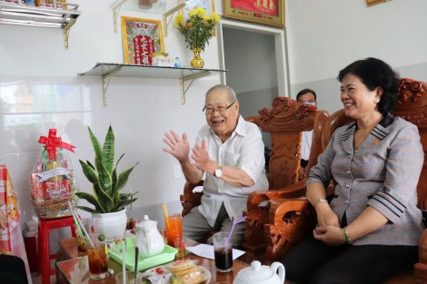 Thăm, tặng quà nạn nhân chất độc da cam là người tham gia kháng chiến