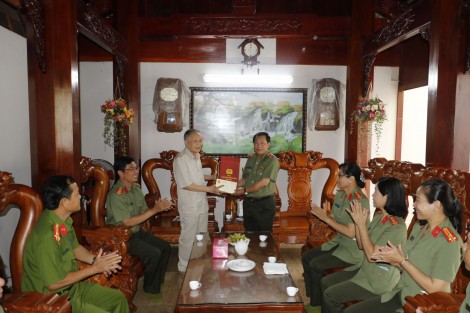 Công an TP Cần Thơ thăm hỏi, tặng quà Anh hùng lực lượng vũ trang Nhân dân, các đồng chí lão thành cách mạng