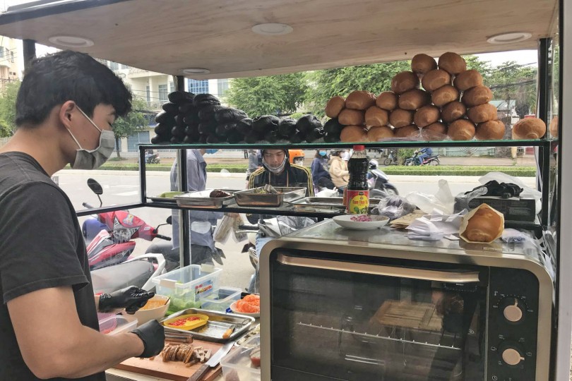 Về Cần Thơ thưởng thức

bánh mì tí hon, bánh mì “bóng đêm”