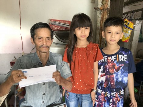 Trao tiền giúp gia đình ông Trần Văn Sỹ