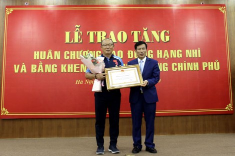 HLV Park Hang-seo và các trợ lý nhận phần thưởng cao quý của Việt Nam