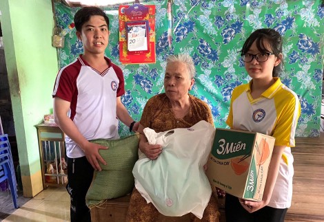 Sinh viên Trường Đại học Y Dược Cần Thơ mang “Mùa hè xanh”

về với quê hương
