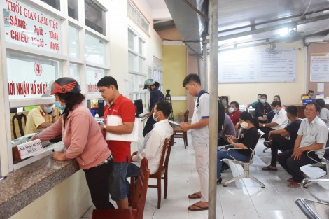 Lượng người đến đổi biển số xe kinh doanh vận tải sang nền màu vàng gia tăng