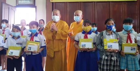 Trao 170 suất học bổng Sen Vàng cho học sinh nghèo hiếu học