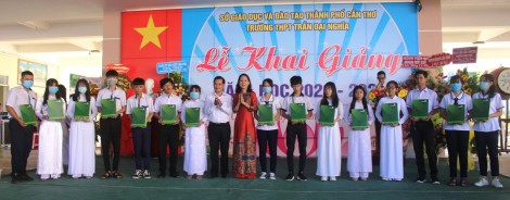 Vietcombank Cần Thơ phối hợp Báo Cần Thơ trao 50 suất học bổng “Tiếp sức đến trường”