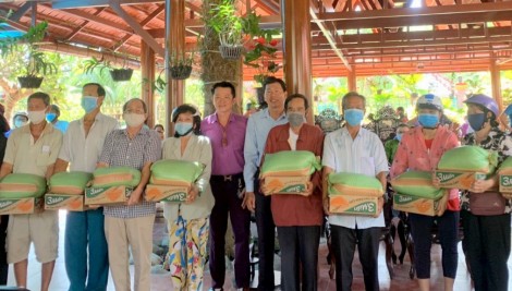 Tặng quà hộ nghèo, cận nghèo