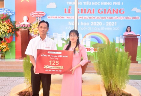 Tặng mũ bảo hiểm cho tất cả học sinh lớp 1 