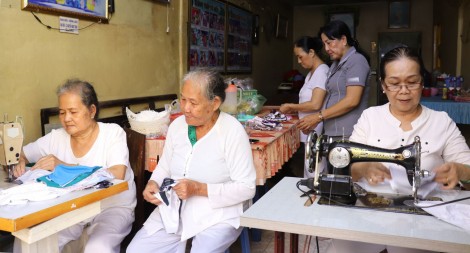 May tặng 1.100 khẩu trang vải