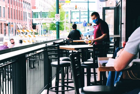 Nguy cơ lây nhiễm COVID-19 tại quán bar và nhà hàng cao hơn nhiều nơi khác