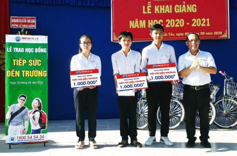 Công ty TNHH Hồng Đức trao 57 suất học bổng tiếp sức đến trường