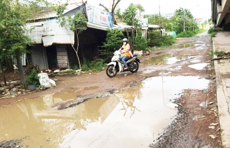 Đường dân sinh xuống cấp nghiêm trọng