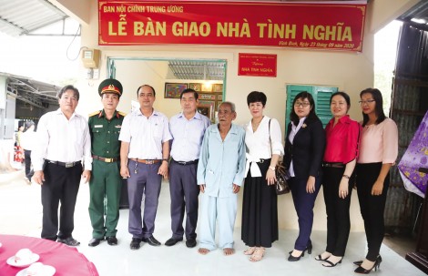 Ban Nội chính Trung ương trao tặng nhà cho hộ nghèo tại xã Vĩnh Bình