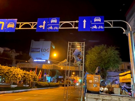 Lắp đặt bảng tuyên truyền bằng giá long môn trên các tuyến đường tỉnh