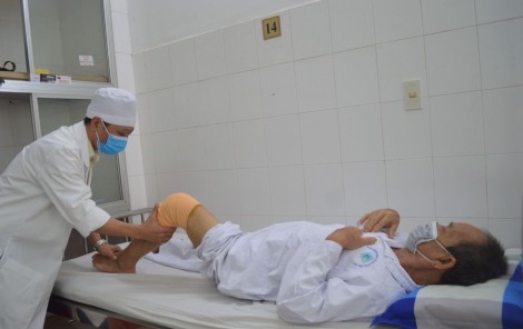 Phẫu thuật thay lại khớp gối nhân tạo cho nam bệnh nhân 