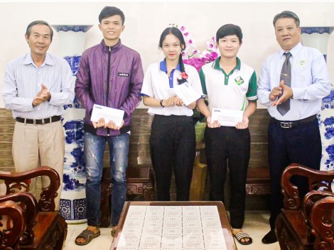 Trao học bổng cho sinh viên vượt khó, học tốt