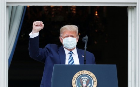 Tổng thống Trump không còn nguy cơ truyền bệnh COVID-19