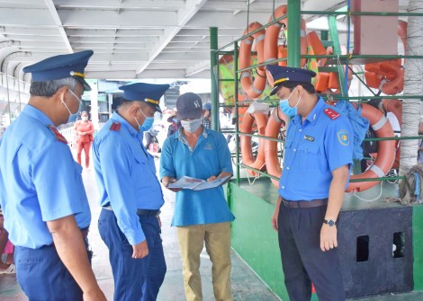 Tăng cường kiểm tra, kiểm soát,

xử lý vi phạm giao thông