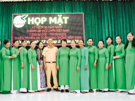 Tôn vinh vẻ đẹp áo dài Việt Nam