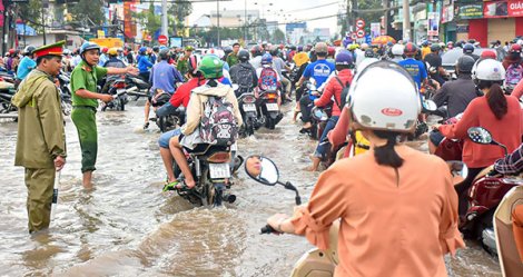 Ðiều phối giao thông, hỗ trợ người dân trong những ngày triều cường