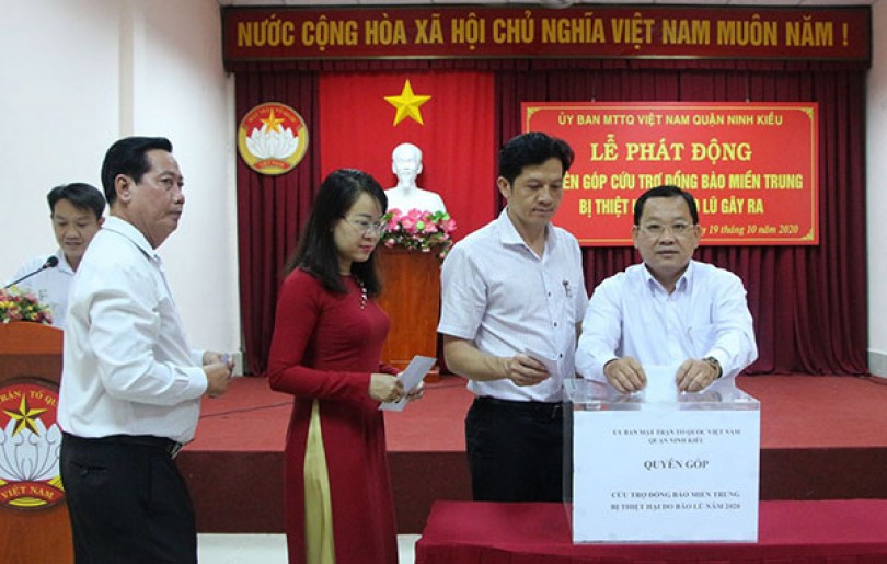Quyên góp ủng hộ đồng bào các tỉnh miền Trung khắc phục hậu quả mưa lũ