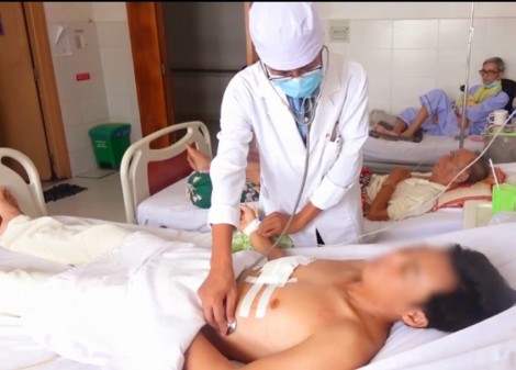 Dùng súng chĩa tự chế săn chuột, nam thanh niên bị thủng ngực