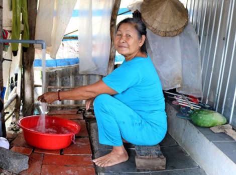 Mở rộng đường ống cấp nước sạch ở xã Ðông Bình và Thới Thạnh