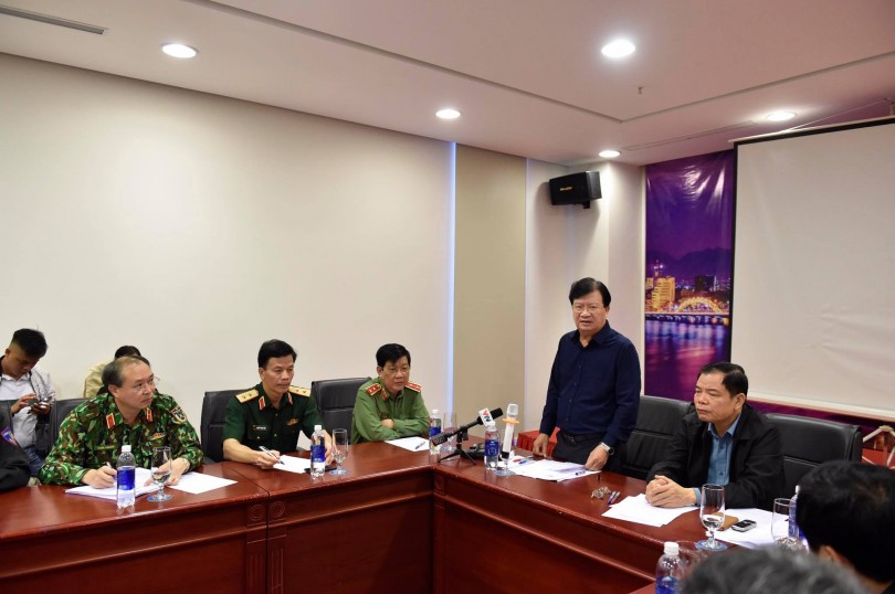 Phó Thủ tướng Trịnh Đình Dũng họp gấp trước lúc bão số 9 đổ bộ