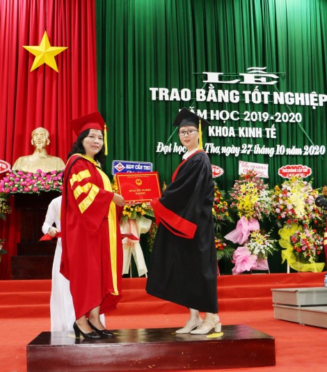 Trao bằng tốt nghiệp cho hơn 7.000 tân cử nhân, kỹ sư