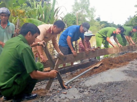 Giúp dân nâng cấp, sửa chữa đường giao thông