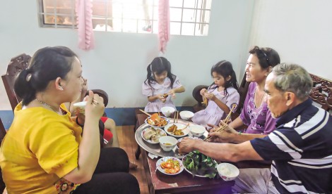 "Dạy con từ thuở còn thơ"