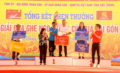 Ðội ghe ngo nam Tum Núp 2 và đội ghe ngo nữ Cà Nhung đạt giải Nhất