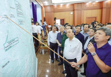 Thủ tướng Nguyễn Xuân Phúc chủ trì họp

bàn giải pháp khắc phục hậu quả bão số 9