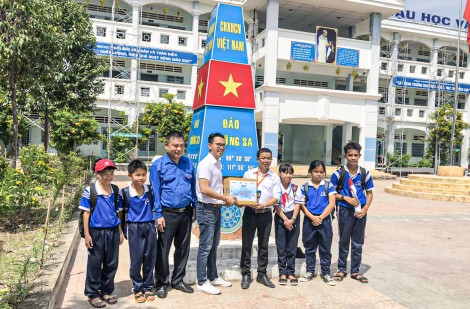Thăm hỏi thầy giáo được

tuyên dương tại Chương trình “Chia sẻ cùng thầy cô” năm 2020