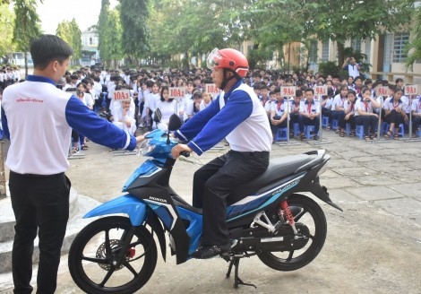 Tuyên truyền trong trường học thông điệp
“Ngày thế giới tưởng niệm các nạn nhân bị tử vong do tai nạn giao thông” năm 2020