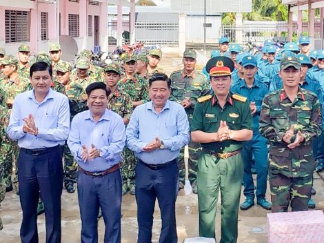 Thăm, tặng quà cán bộ, chiến sĩ tham gia

thực hiện công trình Tết Quân Dân